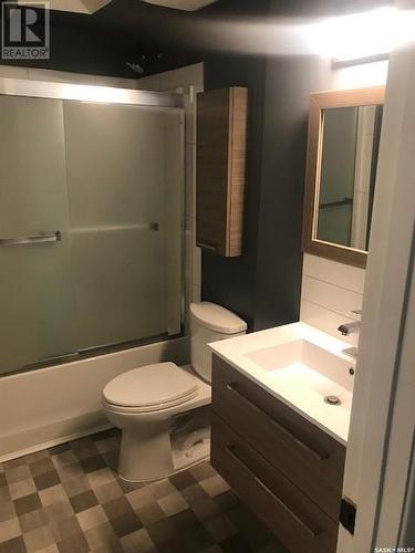 213 Mcintyre Street, Regina, SK - Indoor Photo Showing Bathroom