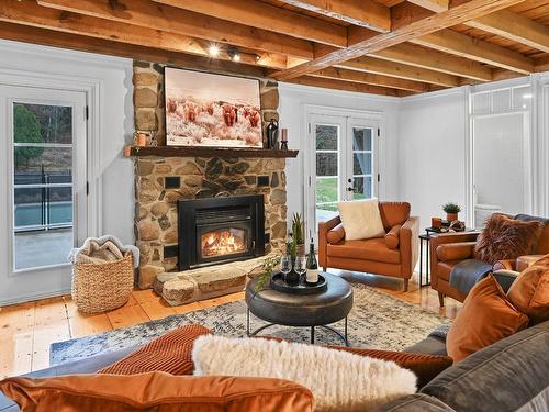 Living room - 136 Ch. Du Pinacle, Frelighsburg, QC - Indoor Photo Showing Living Room With Fireplace