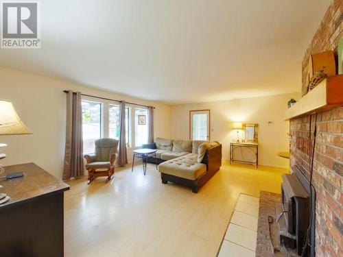 5953 Skeena Street, Powell River, BC - Indoor Photo Showing Living Room