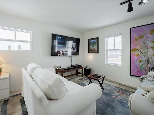 Salon - 217 Route 199, Les Îles-De-La-Madeleine, QC - Indoor Photo Showing Living Room