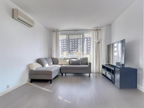 Living room - 440-10050 Place De L'Acadie, Montréal (Ahuntsic-Cartierville), QC - Indoor Photo Showing Living Room