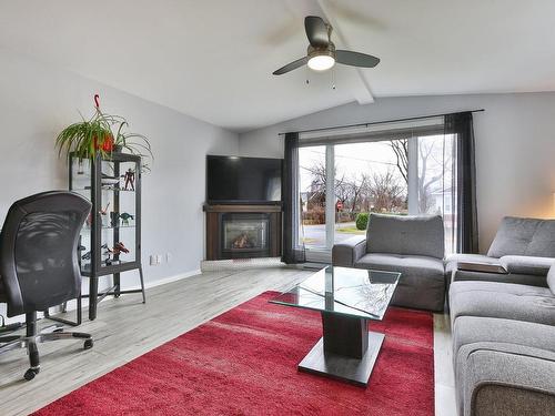 Salon - 1A Rue Viau, Saint-Jean-Sur-Richelieu, QC - Indoor Photo Showing Living Room With Fireplace