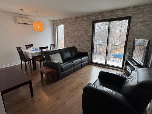 Salon - 10665 Av. Larose, Montréal (Ahuntsic-Cartierville), QC - Indoor Photo Showing Living Room