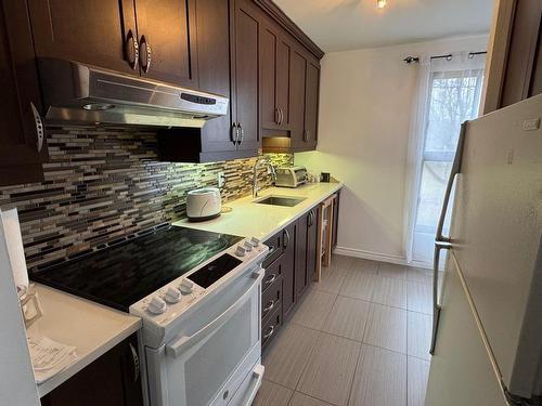 Cuisine - 10665 Av. Larose, Montréal (Ahuntsic-Cartierville), QC - Indoor Photo Showing Kitchen