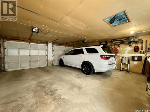 6814 1St Avenue N, Regina, SK - Indoor Photo Showing Garage