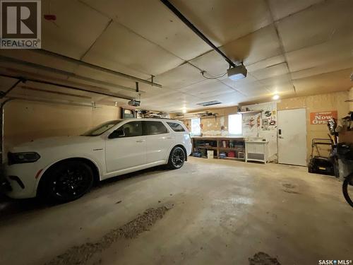 6814 1St Avenue N, Regina, SK - Indoor Photo Showing Garage