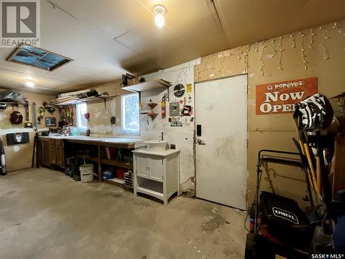 6814 1St Avenue N, Regina, SK - Indoor Photo Showing Garage