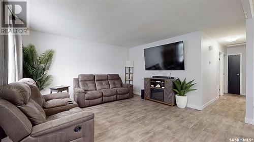 6814 1St Avenue N, Regina, SK - Indoor Photo Showing Living Room