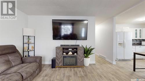 6814 1St Avenue N, Regina, SK - Indoor Photo Showing Living Room