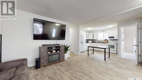 6814 1St Avenue N, Regina, SK - Indoor Photo Showing Living Room