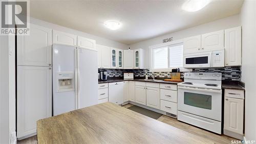 6814 1St Avenue N, Regina, SK - Indoor Photo Showing Kitchen