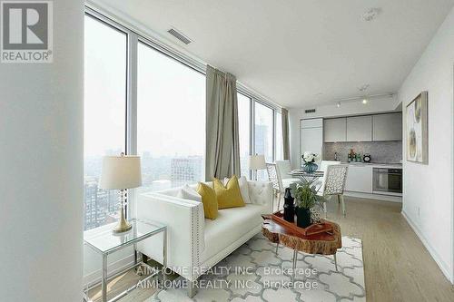 2812 - 85 Wood Street, Toronto, ON - Indoor Photo Showing Living Room