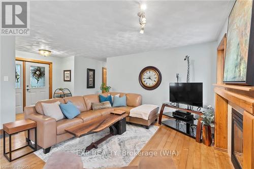 5 15Th Avenue, South Bruce Peninsula, ON - Indoor Photo Showing Living Room