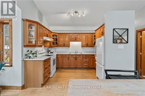 5 15Th Avenue, South Bruce Peninsula, ON - Indoor Photo Showing Kitchen With Double Sink