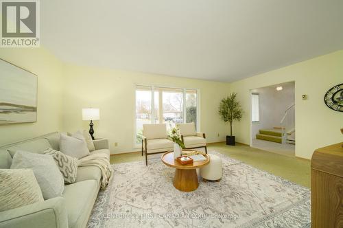 1085 Prince Philip Court, London, ON - Indoor Photo Showing Living Room