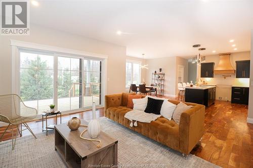 2576 Mayfair, Lasalle, ON - Indoor Photo Showing Living Room