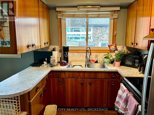 40 Battle Street, Thorold (557 - Thorold Downtown), ON - Indoor Photo Showing Kitchen With Double Sink