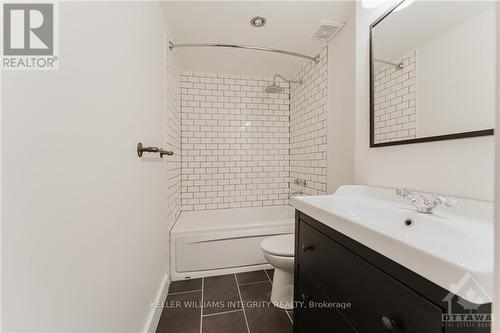 906 - 556 Laurier Avenue W, Ottawa, ON - Indoor Photo Showing Bathroom