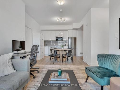 207-1440 Clarriage Crt, Milton, ON - Indoor Photo Showing Living Room