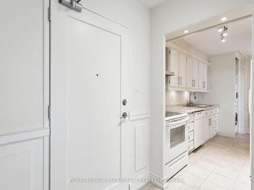 909-714 The West Mall, Toronto, ON - Indoor Photo Showing Kitchen