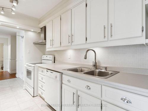 909-714 The West Mall, Toronto, ON - Indoor Photo Showing Kitchen With Double Sink