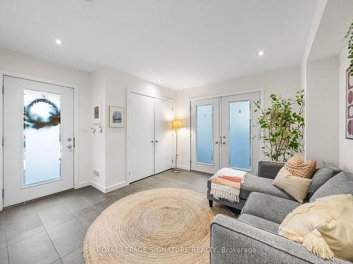 1-90 Prince Charles Dr, Oakville, ON - Indoor Photo Showing Living Room