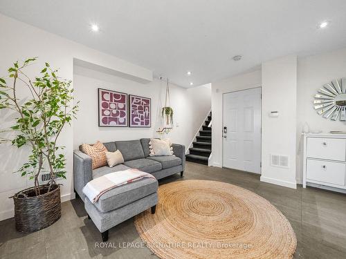 1-90 Prince Charles Dr, Oakville, ON - Indoor Photo Showing Living Room