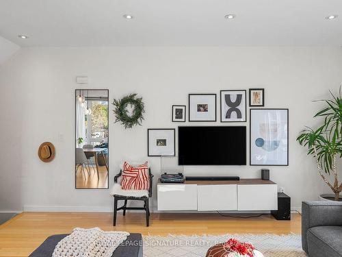 1-90 Prince Charles Dr, Oakville, ON - Indoor Photo Showing Living Room