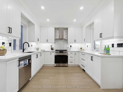 23 Albert St, Cambridge, ON - Indoor Photo Showing Kitchen With Upgraded Kitchen