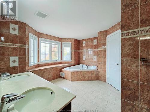 21 Laurentia Drive, Tilbury, ON - Indoor Photo Showing Bathroom