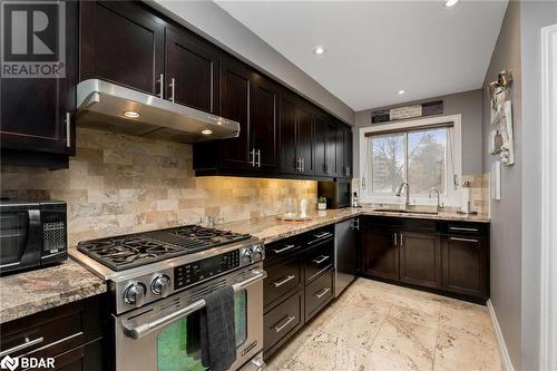 4 Lynden Circle, Georgetown, ON - Indoor Photo Showing Kitchen With Upgraded Kitchen