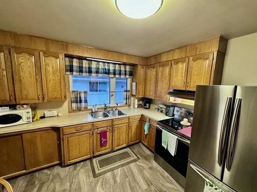 359 Royal Street, Thunder Bay, ON - Indoor Photo Showing Kitchen With Double Sink