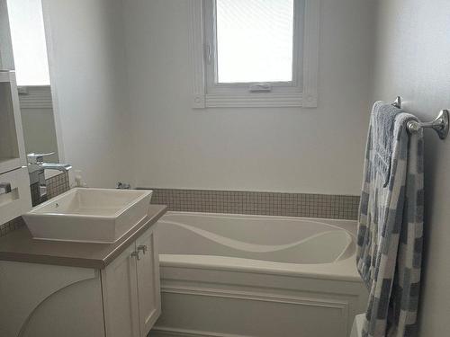 Salle de bains - 916 Rue Gallienne, Sept-Îles, QC - Indoor Photo Showing Laundry Room