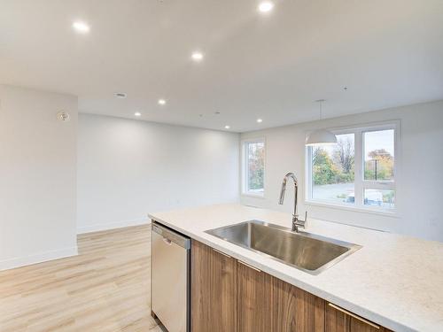 Vue d'ensemble - 212-145 Rue Salaberry, Salaberry-De-Valleyfield, QC - Indoor Photo Showing Kitchen