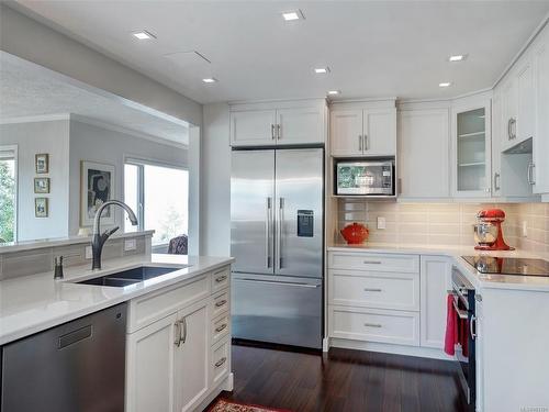 2301-2829 Arbutus Rd, Saanich, BC - Indoor Photo Showing Kitchen With Double Sink With Upgraded Kitchen