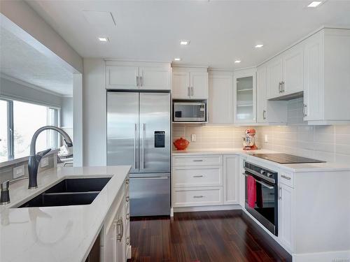 2301-2829 Arbutus Rd, Saanich, BC - Indoor Photo Showing Kitchen With Double Sink With Upgraded Kitchen