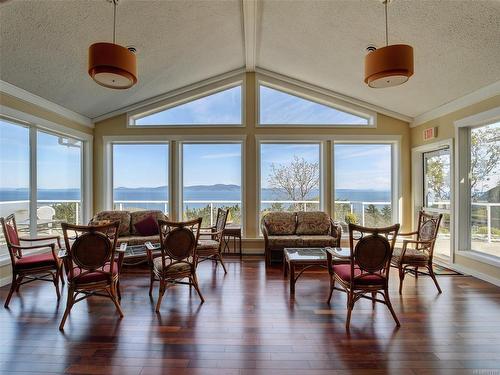 2301-2829 Arbutus Rd, Saanich, BC - Indoor Photo Showing Dining Room