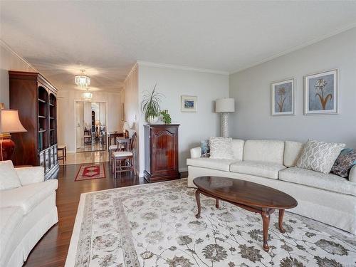 2301-2829 Arbutus Rd, Saanich, BC - Indoor Photo Showing Living Room