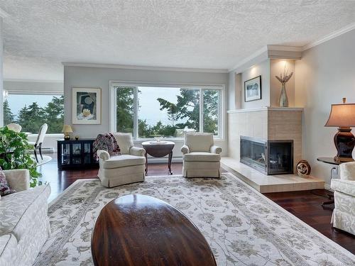 2301-2829 Arbutus Rd, Saanich, BC - Indoor Photo Showing Living Room With Fireplace