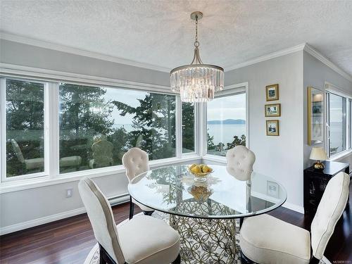 2301-2829 Arbutus Rd, Saanich, BC - Indoor Photo Showing Dining Room