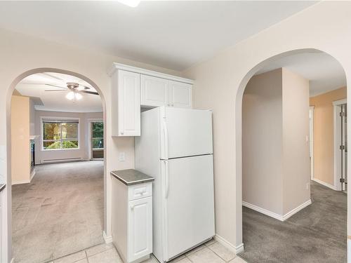 205-6738 Dickinson Rd, Nanaimo, BC - Indoor Photo Showing Kitchen