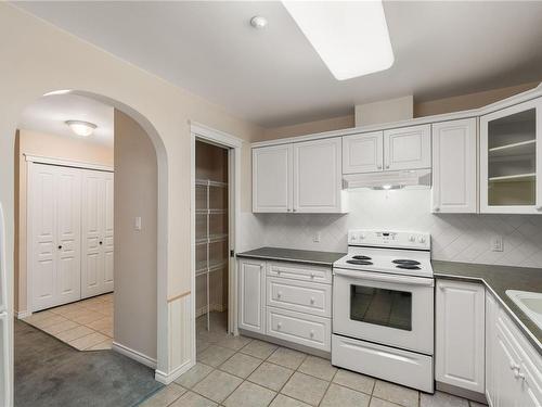 205-6738 Dickinson Rd, Nanaimo, BC - Indoor Photo Showing Kitchen