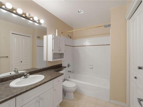 205-6738 Dickinson Rd, Nanaimo, BC - Indoor Photo Showing Bathroom