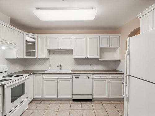 205-6738 Dickinson Rd, Nanaimo, BC - Indoor Photo Showing Kitchen