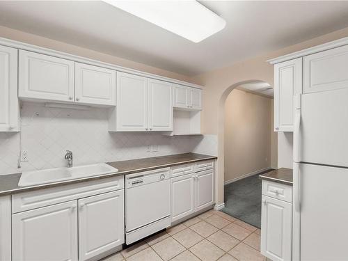 205-6738 Dickinson Rd, Nanaimo, BC - Indoor Photo Showing Kitchen