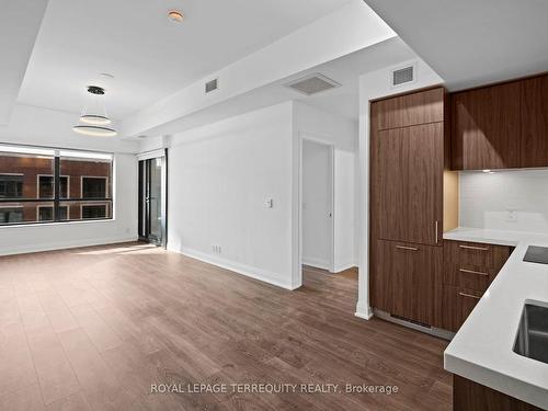 627-33 Frederick Todd Way, Toronto, ON - Indoor Photo Showing Kitchen