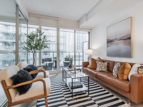 508-90 Queens Wharf Rd, Toronto, ON - Indoor Photo Showing Living Room