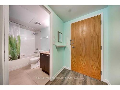 808-20 Joe Shuster Way, Toronto, ON - Indoor Photo Showing Bathroom