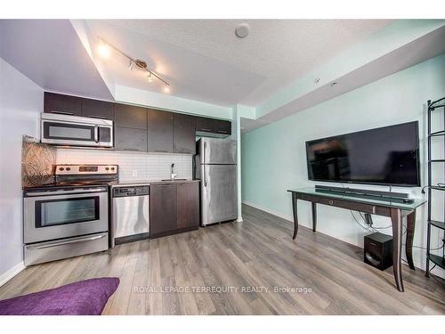 808-20 Joe Shuster Way, Toronto, ON - Indoor Photo Showing Kitchen