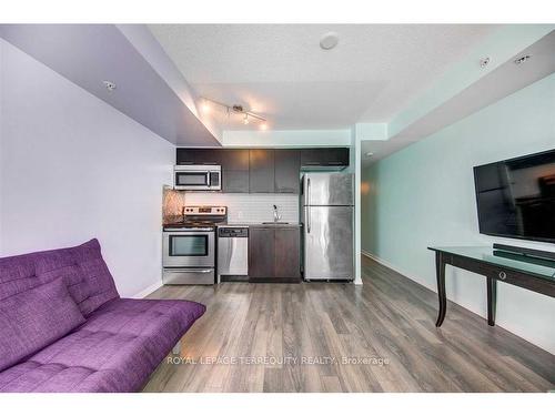 808-20 Joe Shuster Way, Toronto, ON - Indoor Photo Showing Kitchen